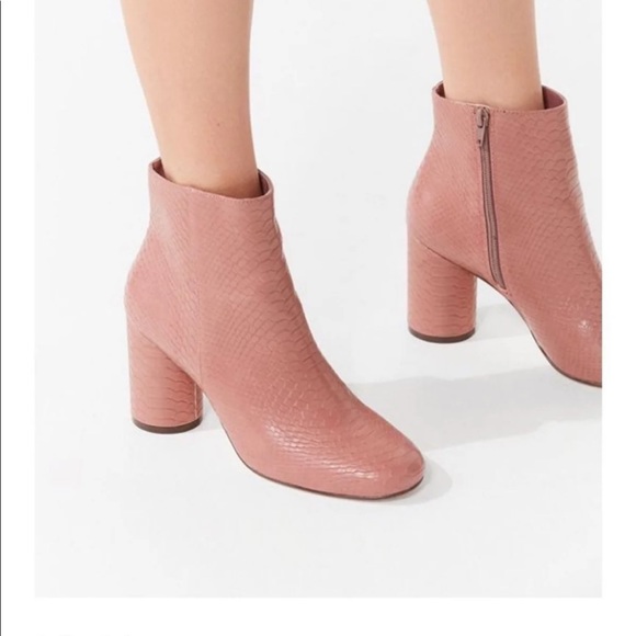 Faux Snakeskin Ankle Boot Urban Outfitters Size 9 - Picture 1 of 6